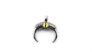 Pendentif rétro en argent ciselé avec œil de dragon jaune et reliefs floraux détaillés