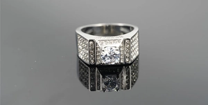 Vue macro d'une bague large pour homme en argent avec pierre centrale et pavé de diamants
