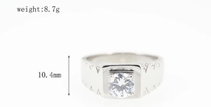 Vue macro d'une bague pour homme en acier titane avec diamant central et détails ciselés