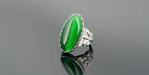 Dettaglio anello vintage in acciaio con pietra occhio di gatto verde e incisioni