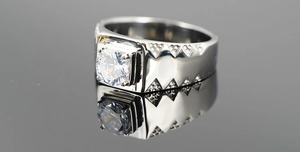 Gros plan sur une bague large en acier titane pour homme avec une grande pierre ronde