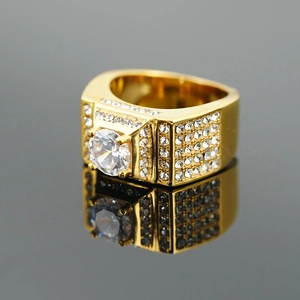 Bague classique en acier titane doré pour hommes avec grand zircon et pavage de diamants