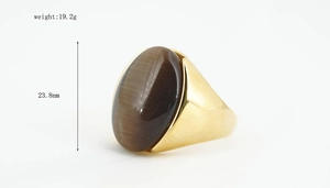 Dettaglio anello in oro con pietra occhio di gatto marrone e dimensioni di 23,8 mm altezza