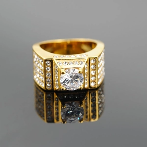 Bague de luxe en acier doré pour homme avec grand solitaire et pavé de diamants brillants
