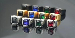Vista detallada de anillos retro con gemas cuadradas en varios acabados metálicos y colores
