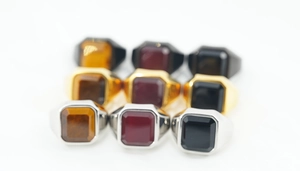Set aus 9 quadratischen Siegelringen mit Holzmaserung in Gold, Silber und Schwarz