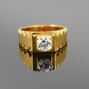 Bague classique en acier titane doré avec diamant serti carré et textures dentelées uniques