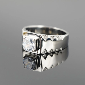 Bague pour hommes en acier titane avec grand diamant rond et anneau à motifs dentelés