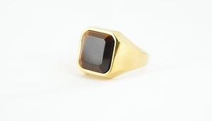 Nahaufnahme eines Herren-Siegelrings in Gold mit einem großen quadratischen Tigerauge