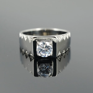 Bague classique en acier titane argenté avec pierre centrale ronde et anneau géométrique