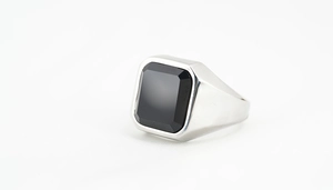 Nahaufnahme des Titanstahlrings mit quadratischem schwarzem Onyx und poliertem Band