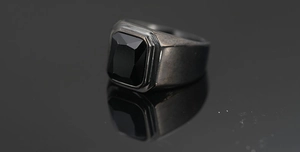 Vista macro de una gema de ónix negro rectangular en un anillo de sello vintage