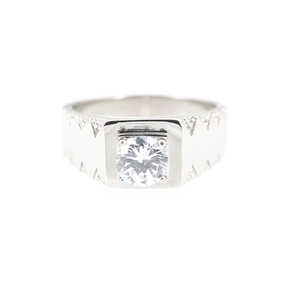 Bague classique en acier titane avec tête carrée et pierre centrale brillante argentée