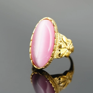 Anello vintage in oro con pietra occhio di gatto rosa ovale e incisione floreale