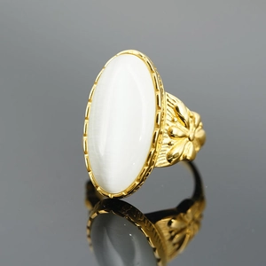 Anello vintage in acciaio al titanio dorato con pietra occhio di gatto e incisioni
