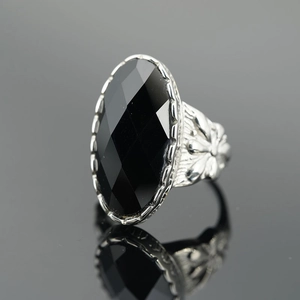 Anello vintage in acciaio inossidabile con pietra nera sfaccettata e incisioni floreali