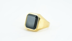 Makroaufnahme eines Herren-Siegelrings in Gold mit einem großen quadratischen Obsidian