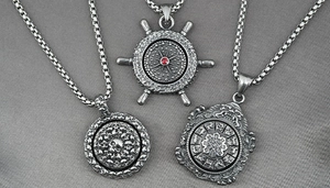 Detailaufnahme von Vintage-Punk-Halsketten mit Kompass- und Totenkopf-Stahlanhängern