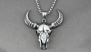 Vue détaillée du collier pendentif tête de taureau argenté avec chaîne maille vénitienne