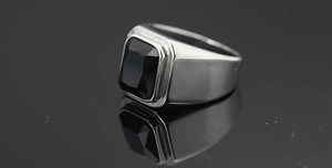 Vista lateral detallada de un anillo de sello para hombre en plata con ónice negro