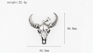 Détail macro du pendentif tête de taureau avec dimensions et poids précis