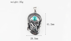 Détails du pendentif tête de mort avec dimensions 41,2mm x 28,5mm et poids 35g
