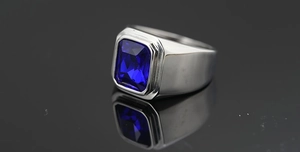 Primer plano de gema azul rectangular en anillo de acero inoxidable para hombres