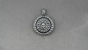 Detaillierte Makroansicht eines gotischen Totenkopf-Anhängers mit silbernem Vintage-Finish
