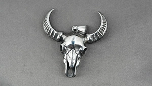 Gros plan détaillé du pendentif tête de buffle vintage avec cornes torsadées en argent poli