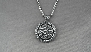 Makroaufnahme von gotischem Totenkopf-Anhänger mit oxidiertem Finish und Stahlkette