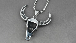 Vue détaillée d'un pendentif tête de taureau argenté avec cornes polies et chaîne box