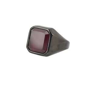 Herrenring aus Titanstahl mit dunkelrotem Stein und schwarzem Metallfinish