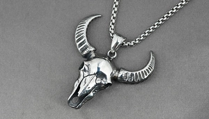 Vue détaillée d'un pendentif crâne de buffle vintage avec textures réalistes et chaîne box