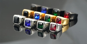 Vista macro de anillos de sello para hombre con gemas rectangulares en oro, plata y negro