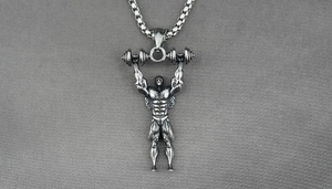 Détail macro du pendentif haltérophile en acier inoxydable avec chaîne à mailles carrées