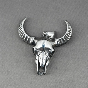 Collier avec pendentif crâne de taureau rétro en acier inoxydable et finition argentée