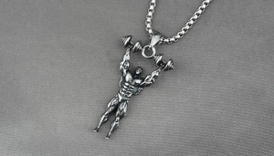 Vue détaillée du pendentif haltérophile argenté sur chaîne au style vintage