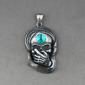 Pendentif crâne gothique avec œil maléfique vert et main squelettique en acier vintage