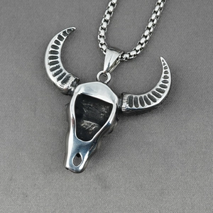 Collier pendentif crâne de taureau gothique en acier inoxydable argenté avec chaîne