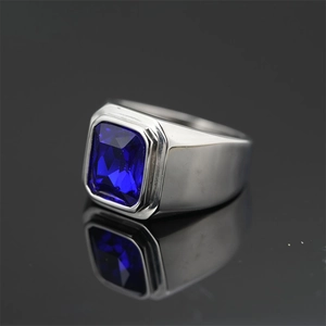 Anillo de hombre con piedra preciosa azul cuadrada en acero inoxidable sobre fondo negro