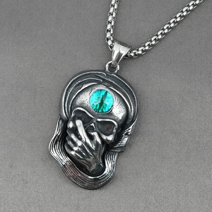 Collier crâne gothique avec œil maléfique sarcelle et chaîne en argent de style punk