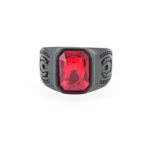 Anillo retro para hombre en metal negro mate con gema roja octogonal y grabados
