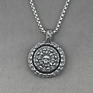 Vintage silberne Halskette mit rotierendem Totenkopf Anhänger und quadratischer Kette