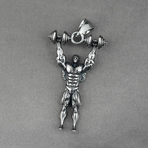 Pendentif de fitness en acier rétro montrant un culturiste tenant une barre d'haltères