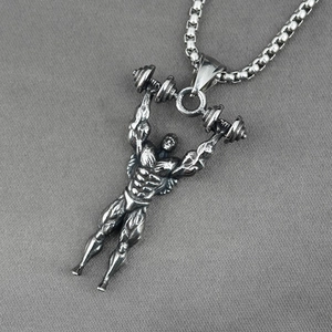 Collier avec pendentif bodybuilder et haltère en argent antique sur fond gris
