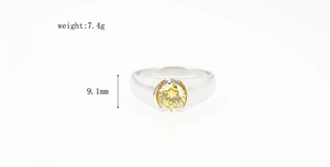 Détail d'une bague en acier titane avec pierre jaune, poids 7,4g et hauteur 9,1mm