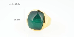Dettaglio macro che mostra il peso di 25,3g e l'altezza di 25,2mm dell'anello con gemma verde