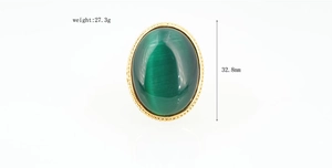 Draufsicht auf großen ovalen grünen Edelsteinring mit goldenem Webmuster-Rand, 32,8mm