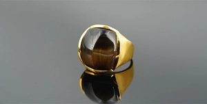 Vista macro dell'anello placcato oro con una grande pietra occhio di gatto marrone