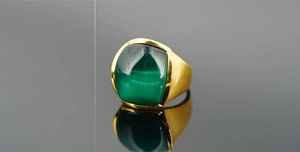 Macro di anello da uomo in titanio con grande pietra occhio di gatto verde su nero